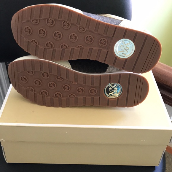 NWT Michael Kors Maddy two-tone logo trainer size 7M - Picture 4 of 4